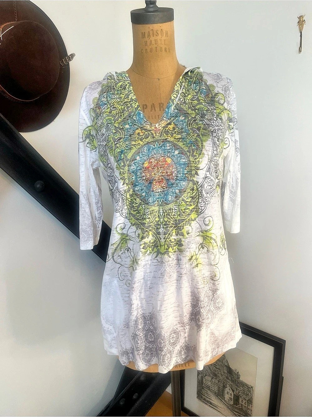 OJIA Printed Hooded in White & Green yoga long sleeve with side pockets Like New